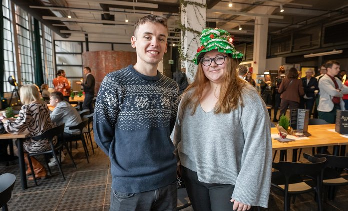 dwoje Ambasadorów UniLodz: Jerzy i Julia w świątecznych strojach