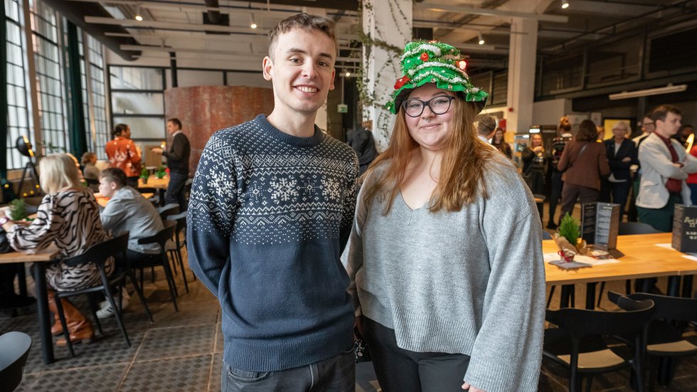 dwoje Ambasadorów UniLodz: Jerzy i Julia w świątecznych strojach