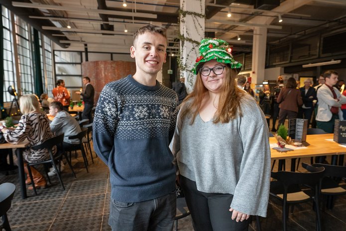 dwoje Ambasadorów UniLodz: Jerzy i Julia w świątecznych strojach