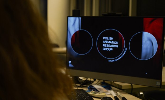 Ekran ze slajdem tytułowym