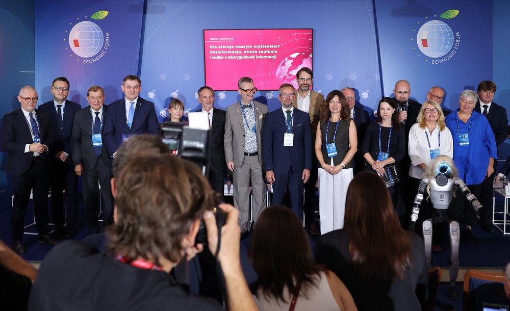 Uczestnicy debaty - zdjęcie zbiorowe po zakończeniu