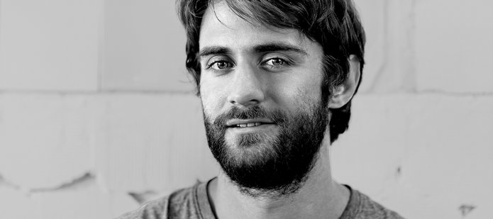 [Translate to English:] Grafika czarnobiała pokazująca młodego mężczyznę z zarostem. Grafika ilustruje artykuł pod tytułem Szkoły Doktorskie UŁ: rekrutacja krok po kroku 