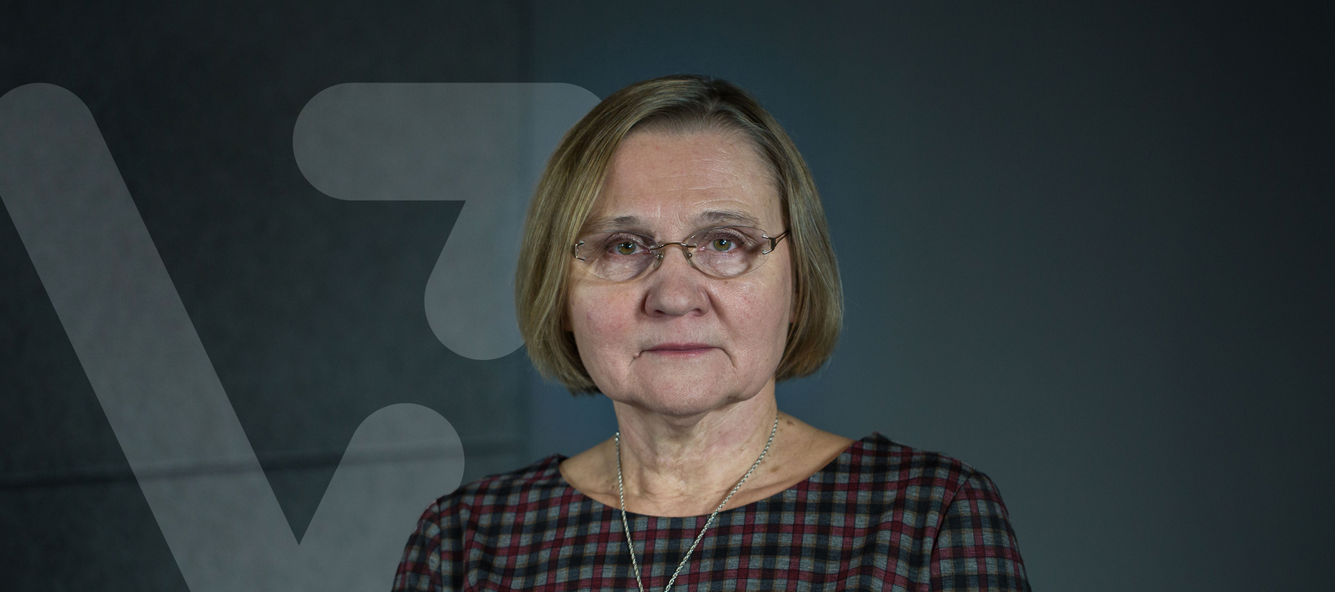 Profesor Eleonora Bielawska-Batorowicz na szarym tle, obok znak graficzny V, symbolizujący hasło Nauka Inspiruje