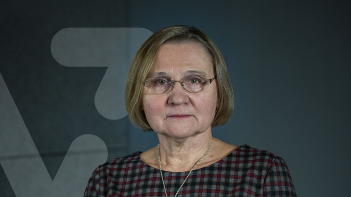 Profesor Eleonora Bielawska-Batorowicz na szarym tle, obok znak graficzny V, symbolizujący hasło Nauka Inspiruje
