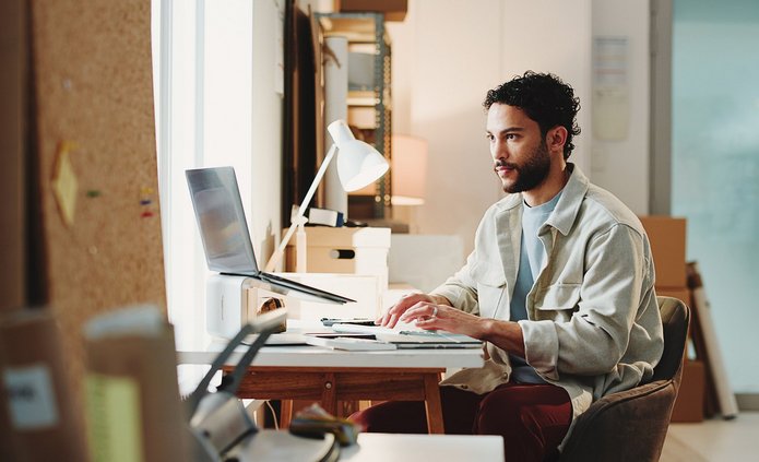 mężczyzna przed laptopem