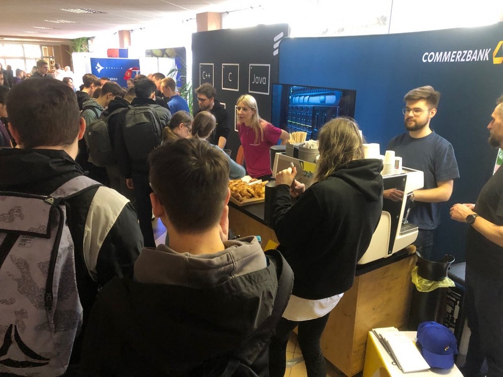 Grupa młodych ludzi na targach pracy