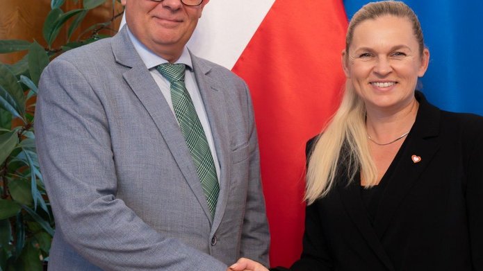 Dr hab. Robert Zakrzewski, prof. UŁ, i szefowa MEN Barbara Nowacka
