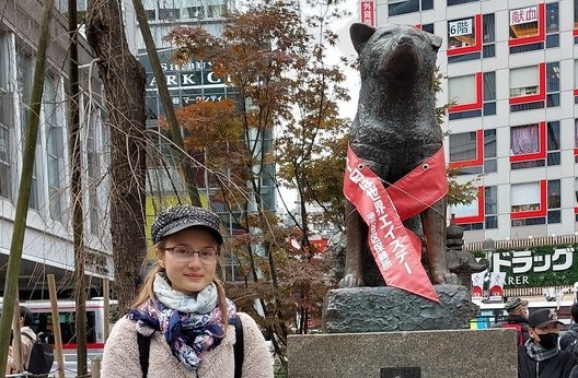 Stypendystka przy pomniku niedźwiedzia