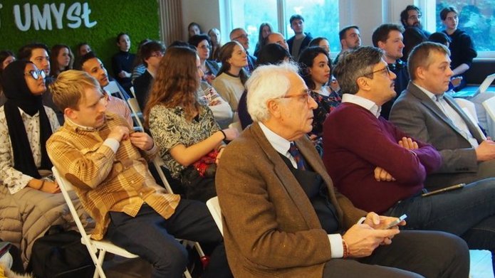 a photo of the seminar participants