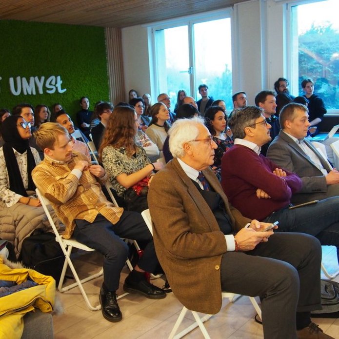 a photo of the seminar participants