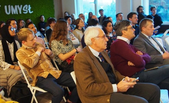 a photo of the seminar participants