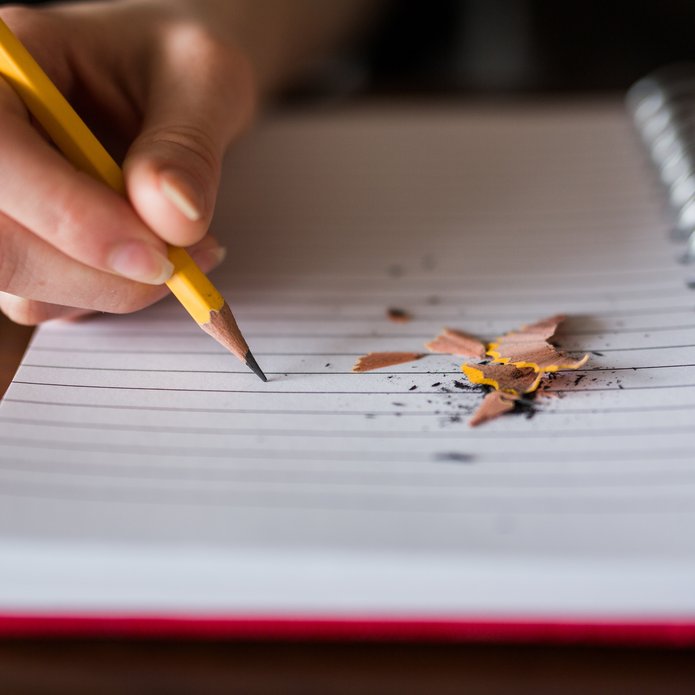 Zdjęcie poglądowe, pisanie w notesie.