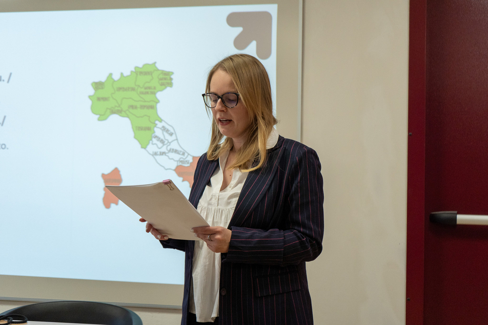 Dr Katarzyna Kowalik translating a lecture