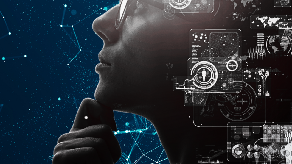 twarz kobiety w okularach na granatowym tle