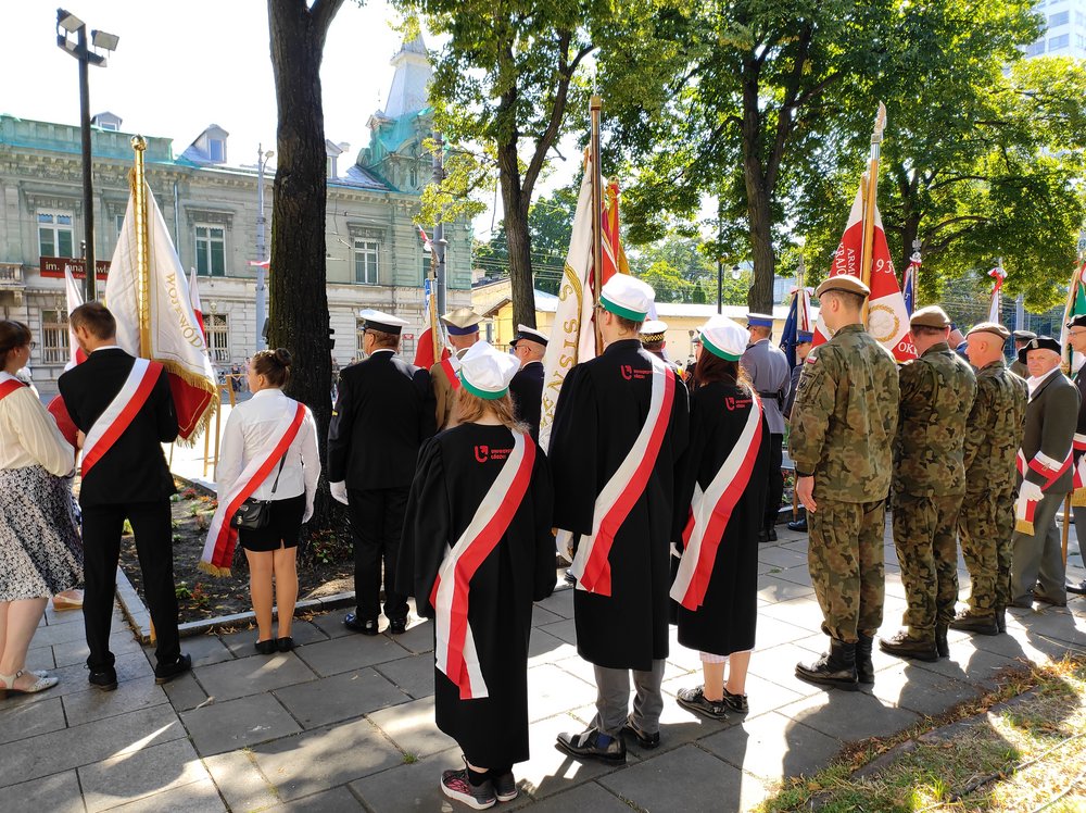 poczet sztandarowy UŁ przy Grobie Nieznanego Żołnierza