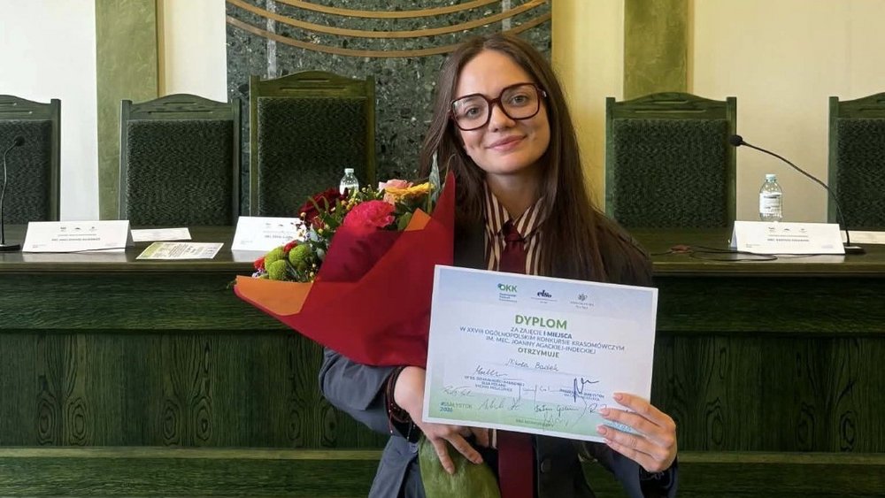 Studentka z dyplomem