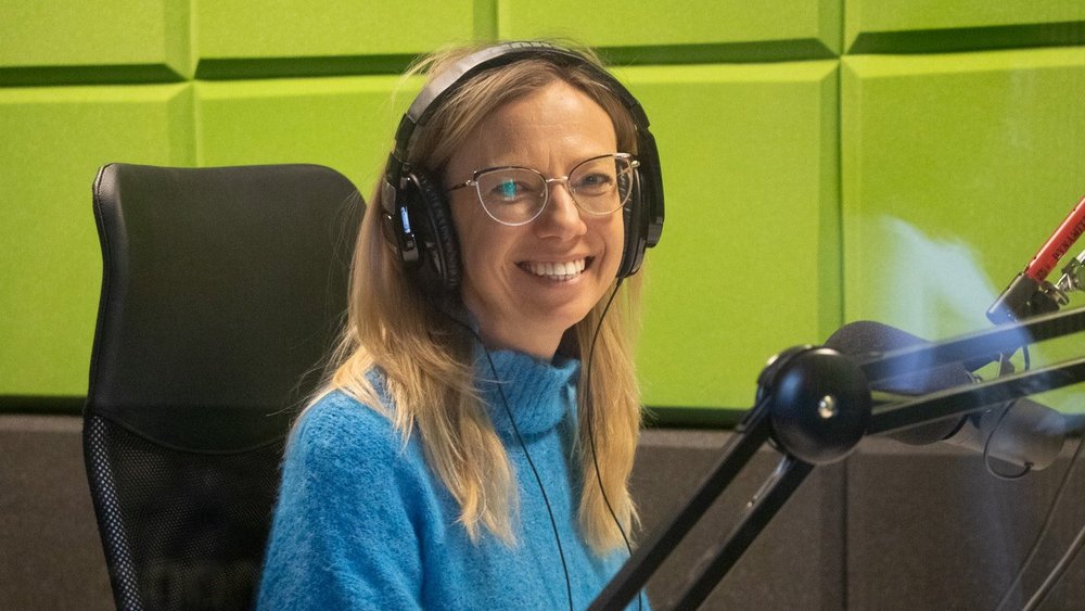 dr Anna Sokół-Klein w studiu radiowym