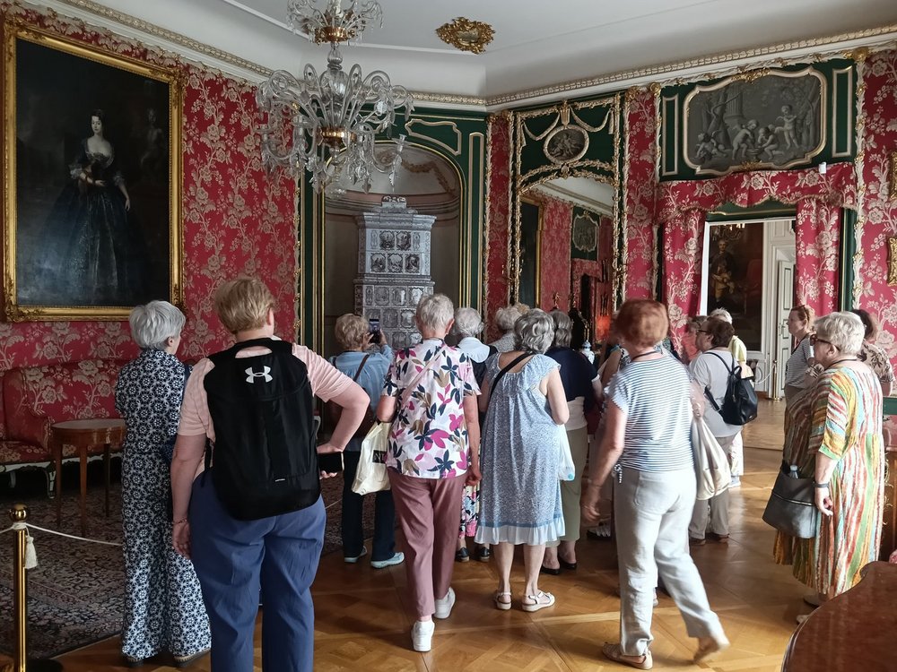 Seniorzy zwiedzają pałac w Nieborowie