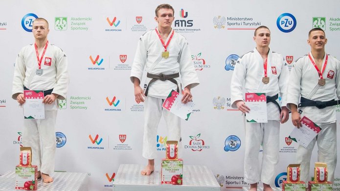 Dawid Pietras na pierwszym miejscu podium ze złotym medalem