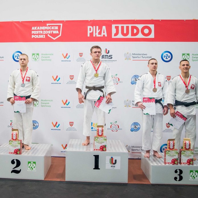 Dawid Pietras na pierwszym miejscu podium ze złotym medalem