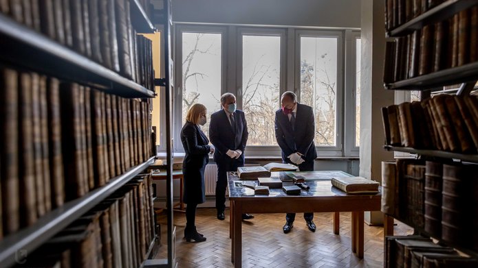 ambasador Luksemburga Paul Shmit w Bibliotece UŁ