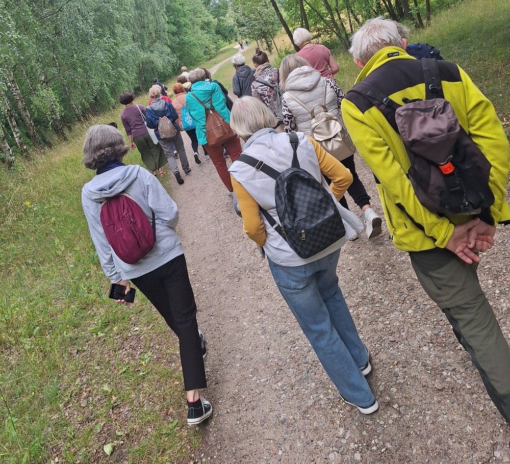 Grupa seniorów spaceruje