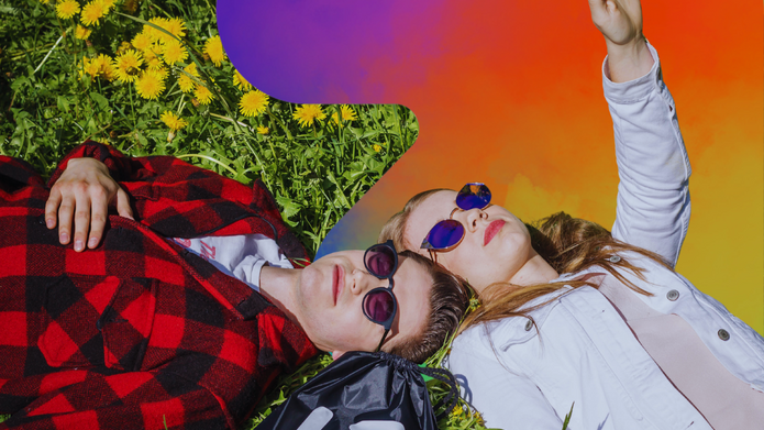 Zdjęcie przedstawia dwoje młodych ludzi leżących na trawie wśród żółtych kwiatów. Oboje mają na sobie okulary przeciwsłoneczne i patrzą w górę, a kobieta unosi rękę, jakby robiła zdjęcie lub wskazywała coś na niebie. Obraz jest częściowo uzupełniony kolorowym, gradientowym tłem w odcieniach fioletu, czerwieni i pomarańczu.