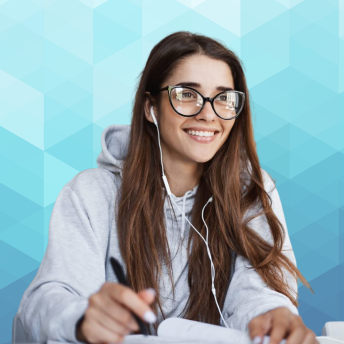 Młoda kobieta w okularach