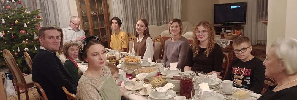 Participants of the University of Lodz "Christmas Guest" campaign, ten people around a set Christmas table