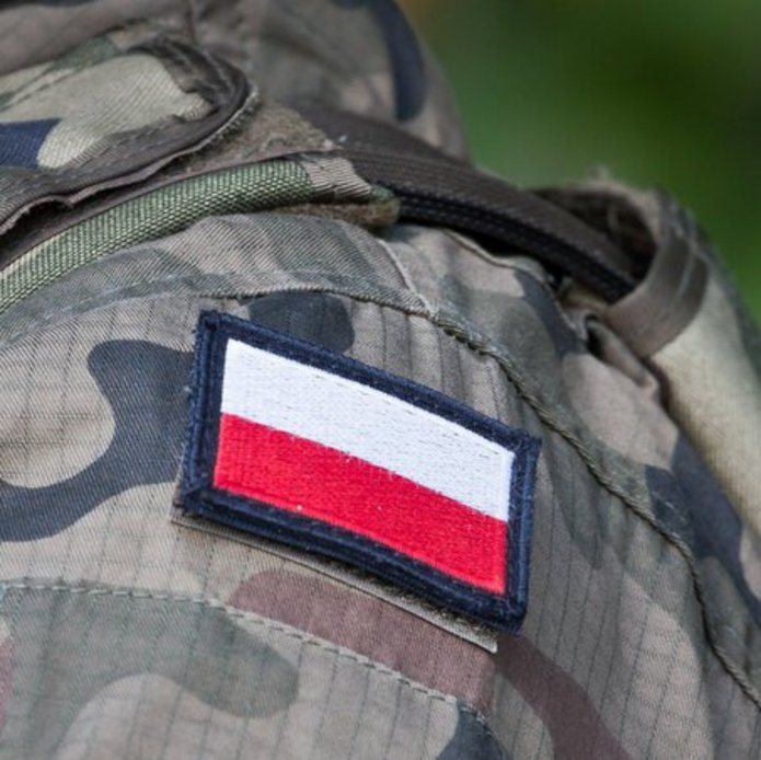 zdjęcie przedstawia ramię żołnierza z flagą narodową RP