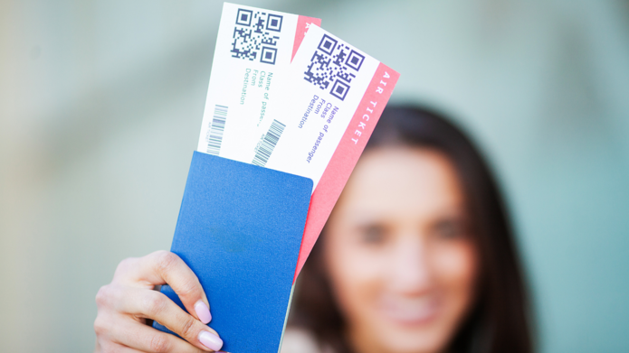 Dziewczyna trzyma bilety w ręku