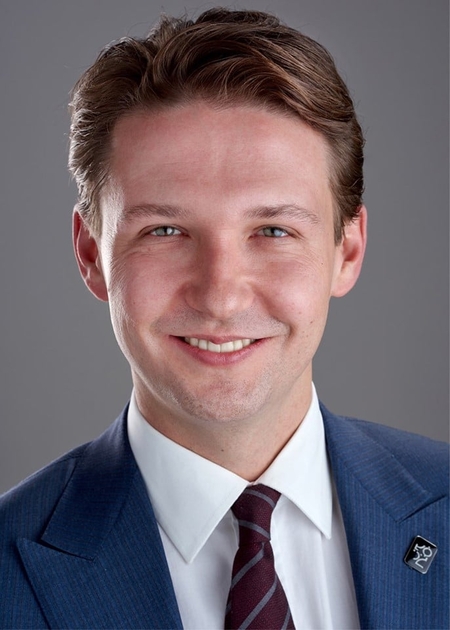 mężczyzna w marynarce