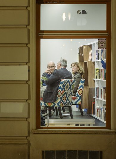 Spotkanie w Bibliotece Wolność oglądane przez witrynę