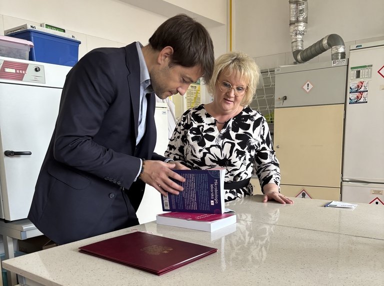 Wiceprezydent Adam Pustelnik i dr hab. Beata Sadowska, zdjęcie