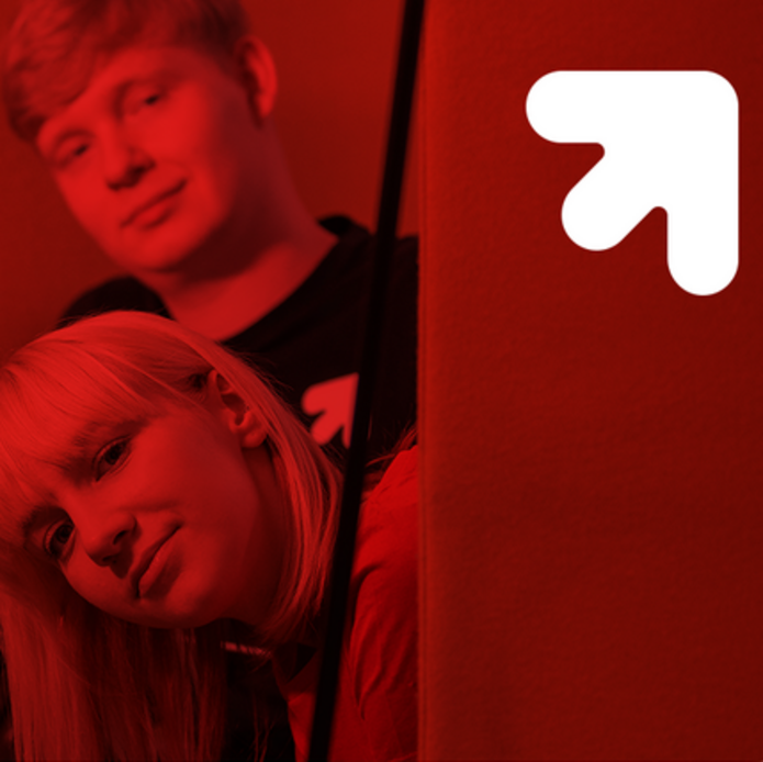 Dwoje studentów, dziewczyna i chłopak, na czerwonym tle 