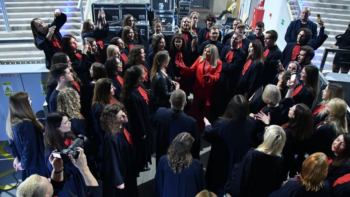 Chórzyści i chórzystki UniLodz podczas spotkania po koncercie z Beatą Kozidrak