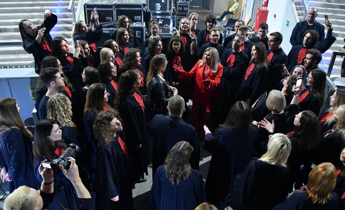 The UniLodz choir members during a meeting with Beata Kozidrak after the concert