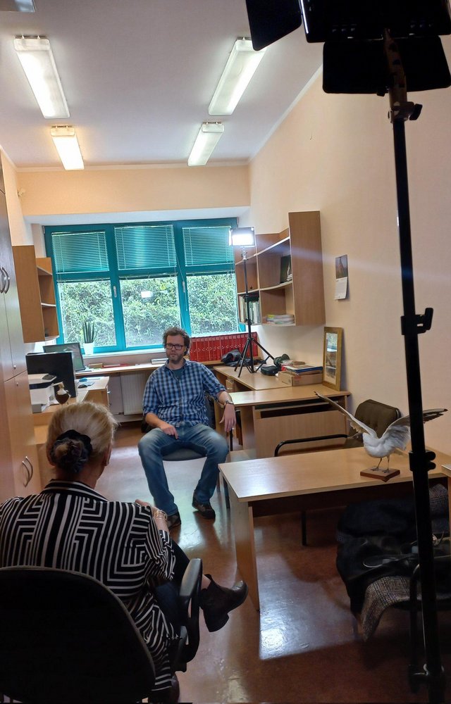 prof. Piotr Minias podczas nagrań do programu