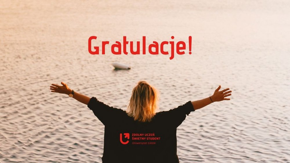 Widok ucieszonej studentki z uniesionymi w górę rękoma.. W tle napis: "Gratulacje! Zdolny uczeń- świetny student UŁ"