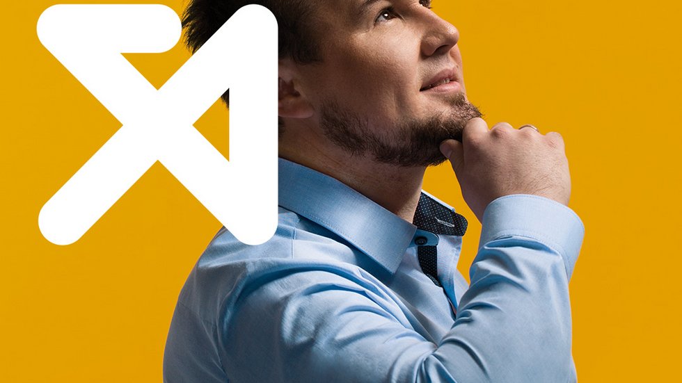 [Translate to English:] Ciekawość. Mężczyzna na żółtym tle