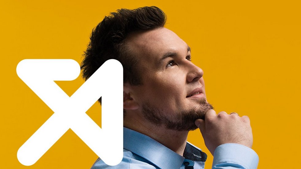 [Translate to English:] Ciekawość. Mężczyzna na żółtym tle