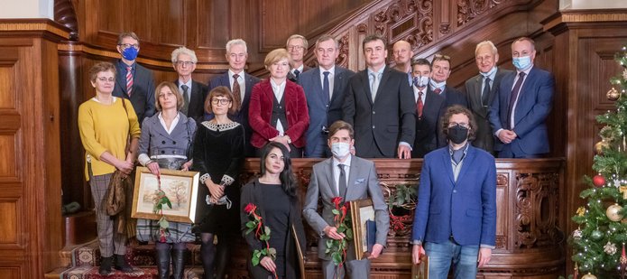 Zdjęcie grupowe uczestników uroczystości, władze UŁ i PAN wspólnie z laureatami nagrody. 