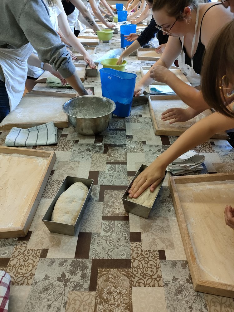 Studenci podczas wspólnego pieczenia chleba