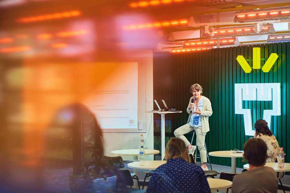 [Translate to English:] zdjęcie osoby prowadzącej wykład