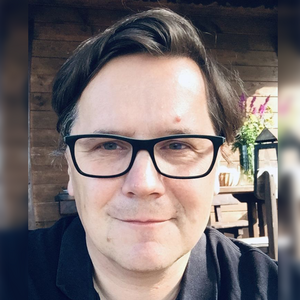 Marek Krajewski, brunet w okularach Marek Krajewski, brunet w okularach