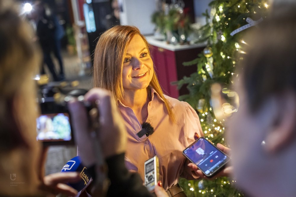 dr Marta Kucharska-Hauk (Wydział Nauk o Wychowaniu UŁ) podczas rozmów z dziennikarzami i dziennikarkami