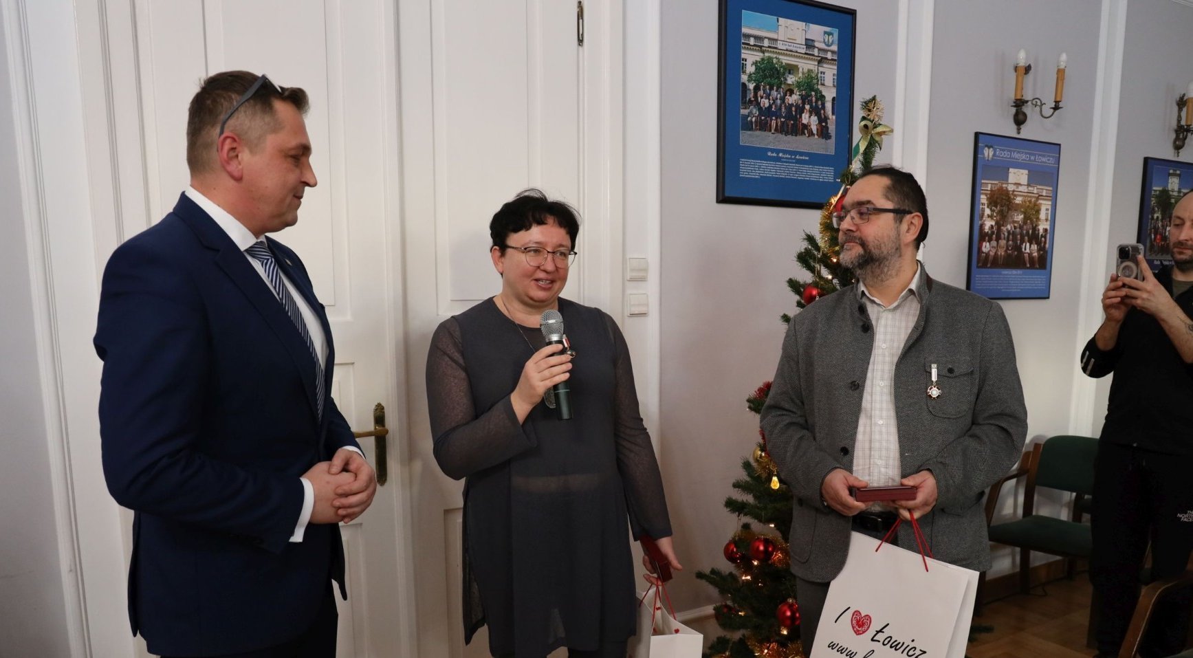 Nagrodzeni stoją wraz z burmistrzem 