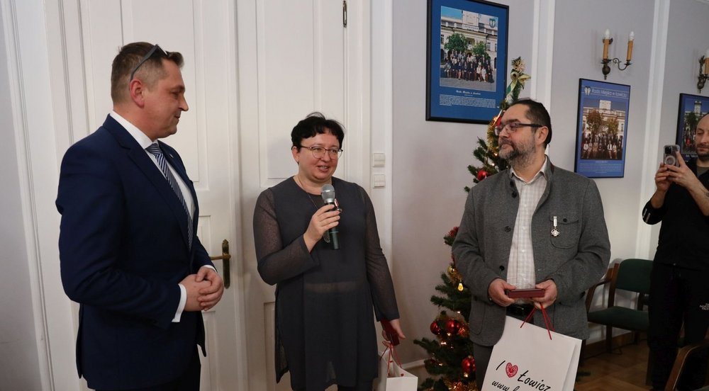 The honourees with the Mayor of the city