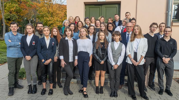 Uczestnicy wydarzenia stojący przed budynkiem Rektoratu UŁ