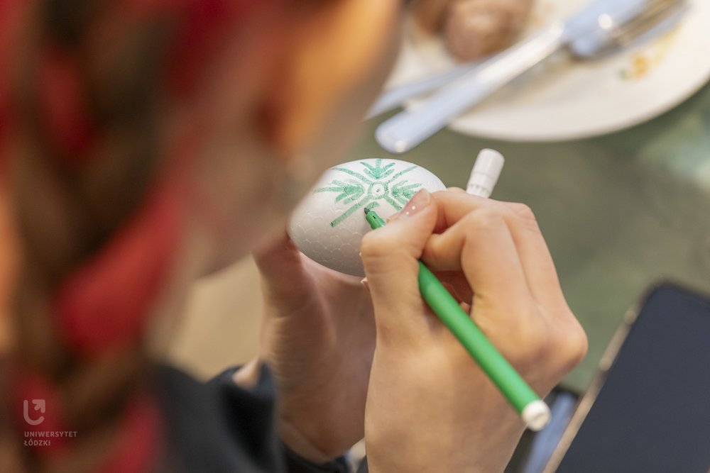 malowanie pisanek podczas obiadu wielkanocnego